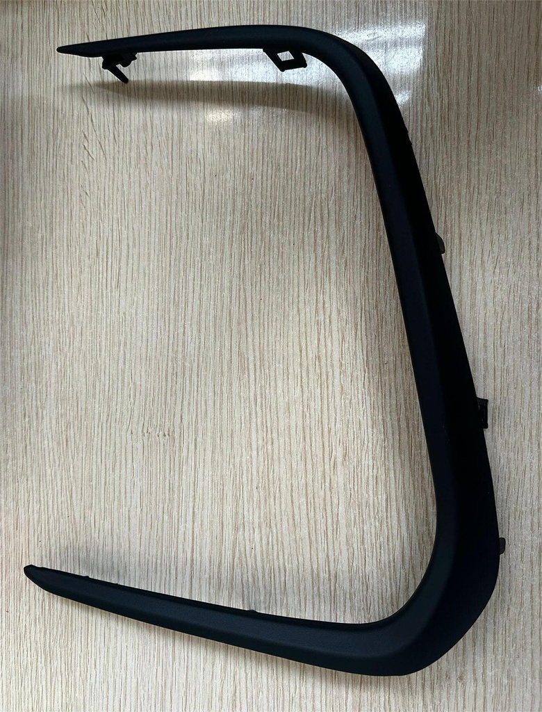 [AES11-CRL20-004NR] SOPORTE DE LA LUZ ANTINIEBLA, NEGRO - DERECHO (EMBELLECEDOR) TOYOTA / COROLLA 2020 - OEM: R 81482-02B90 