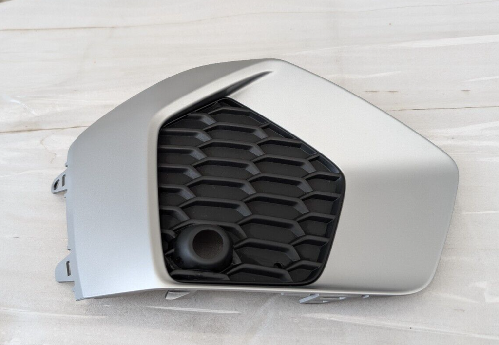 [AES22-A321-004R] A3 21 FOG LAMP GRILLE/NORMAL/R 8Y0 807 672 8Y0807672 8Y0 807 672
