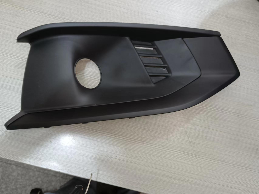A4 B9 20 Fog Lamp grille (R) Matt black 8WD 807 682 L 3FZ   8WD 807 682