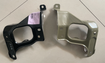 [1086017-SO-A] [AES31-M323-062L] SOPORTE METALICO FARO IZQUIERDO (L) TESLA/MODEL 3 AÑO 2023 OEM: 1086017-SO-A